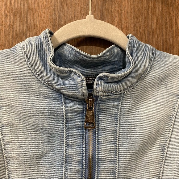 DKNY Light Wash Peplum Denim Jacket Size Small Flirty Date Night Casual Stretchy - Picture 4 of 17